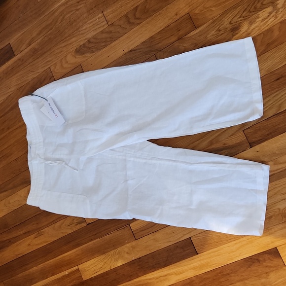Liz Claiborne Pants - Liz Claiborne White Capri Crop Pants NWT Size Small ❤️